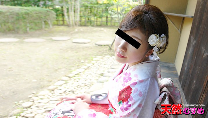 着物の裾からタテすじマンコが丸見え